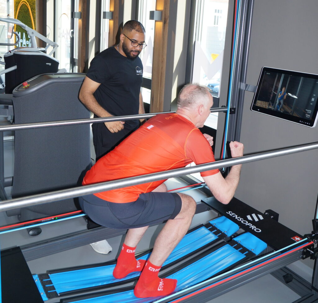 Trainer mit Patienten an Senso Pro Gerät