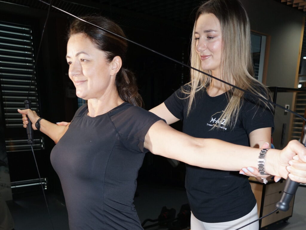 Physiotherapeutin behandelt Patientin im stehen