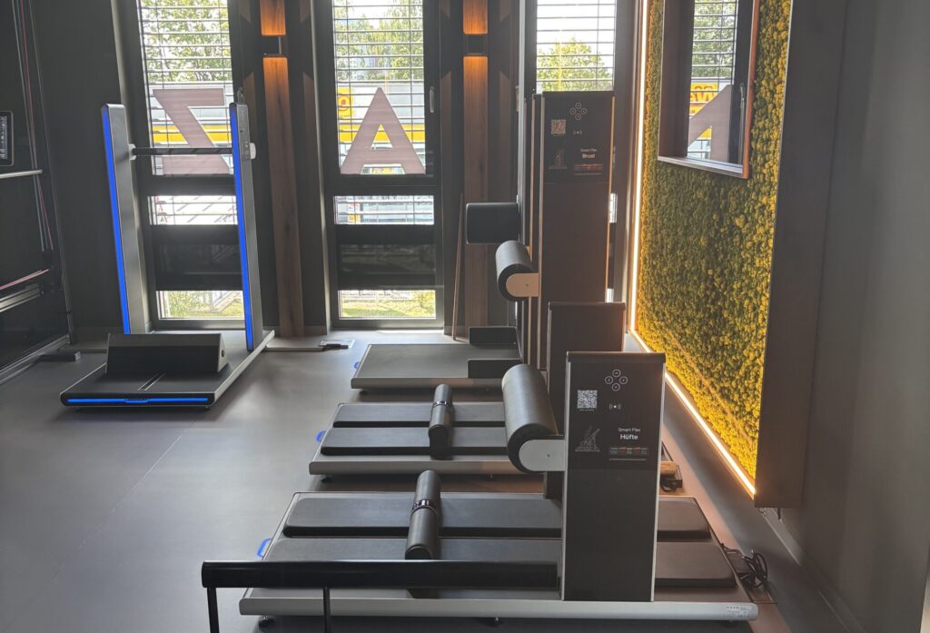 Trainingsgeräte zum denen in einem Lichtdurchfluteten Raum