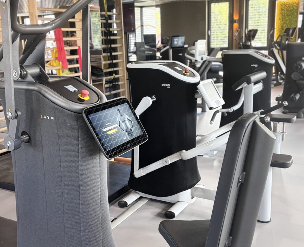 Mehrere moderne Trainingsgeräte in einem Raum